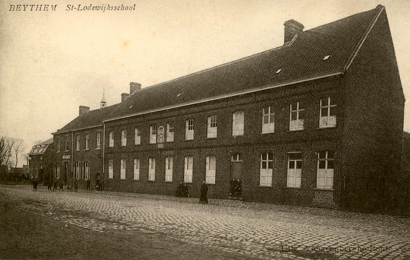Een van de oudste foto's van de eerste school van Beitem, gebouwd in 1866