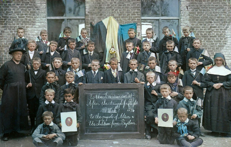 De jongens van de heropgebouwde St. Lodewijksschool na WO I (ingekleurde foto).