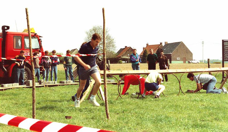 Christian Decru e.a. aan de slag tijdens de volksspelen van  Tuimelare kermis in 1991 (Foto: Linda Malfait).
