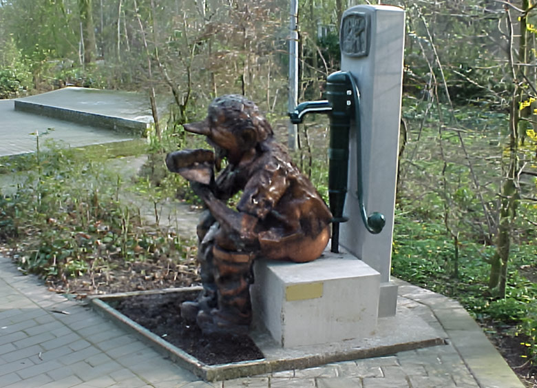 Het beeld van de pompeschitter in het wandelpark 't Torreke in Dadizele (foto: Wikimedia).