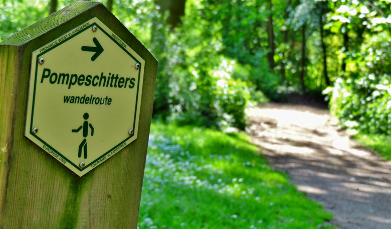 Een van de wegwijzerborden langs de Pompeschitters wandelroute in Dadizele (foto: Toeristische Dienst Dadizele).