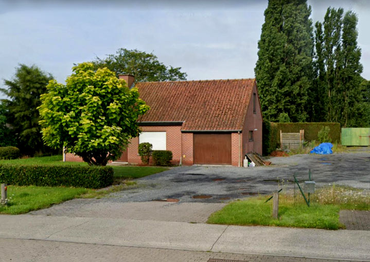 Op de plaats van dit huis langs de Menensesteenweg, nr 36, Tuimelare (Moorslede) stond vóór Wereldoorlog I de brouwerij Bostyn (Google Street View)