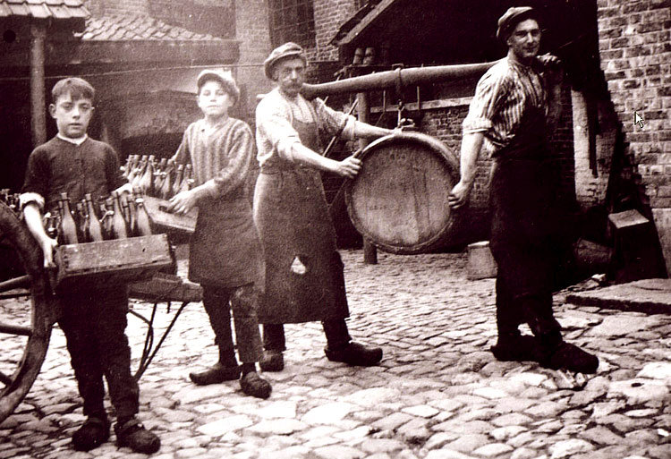Kiekje van biertransporten in de brouwerij Debeerst (Veurne) uit het begin van de 20ste eeuw (© Centrum Agrarische Geschiedenis. Leuven)