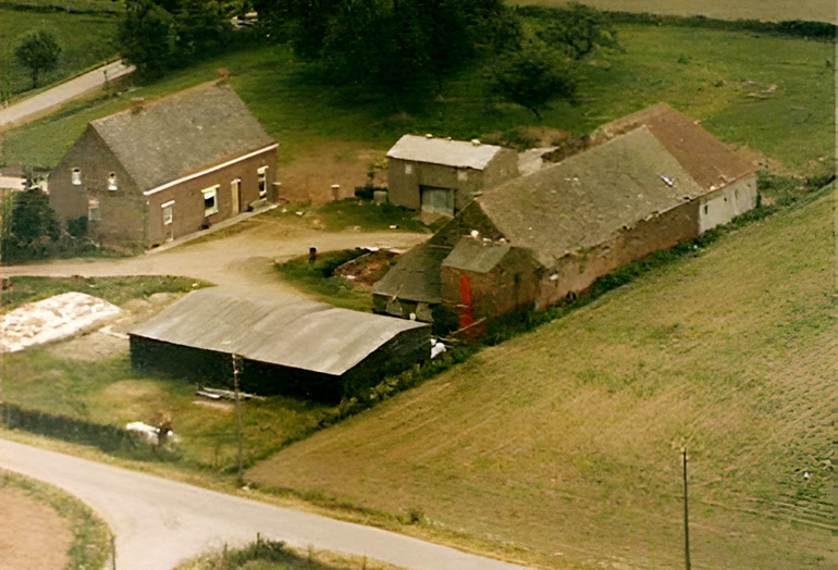 Luchtfoto van de Gasthuishoeve zoals ze eruit zag van 1922 tot 1996. In de wei boomgaard bovenaan zijn te contouren te zien van van de funderingen van een kloostergebouw.
