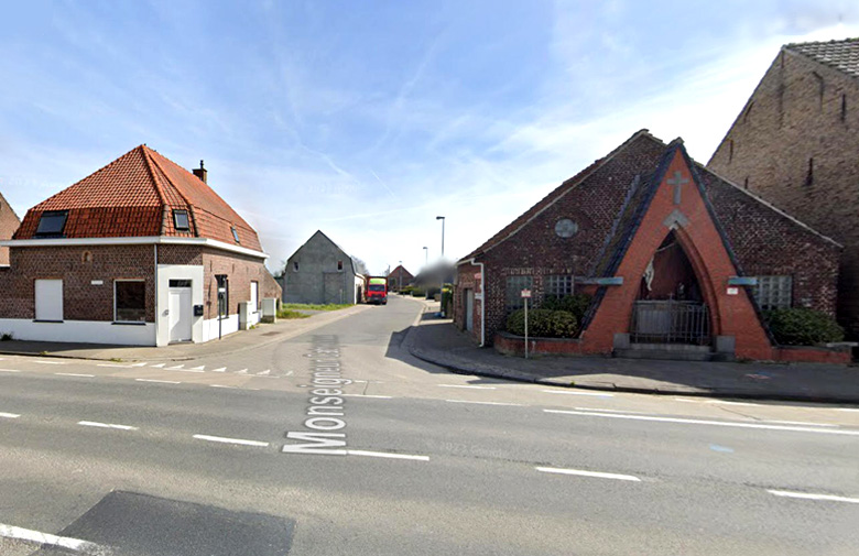 De ingang van de Mgr. Catrystraat, op de hoek met de Menensesteenweg. Rechts de Sinnesaelskapel, links de plaats van de bakkerij Sinnesael (© Google Streetview).