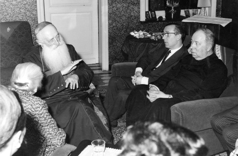 Mgr. Catry op bezoek bij hulppastoor Andr Sinnesael rechts. In het midden pastoor Denorme van Moorslede (Foto: Linda Malfait)