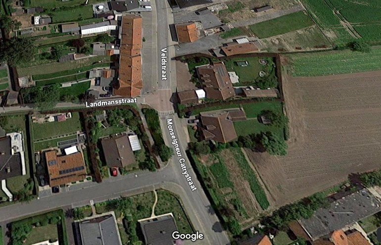 De monseigneur Catrystraat (Google Satellite View).