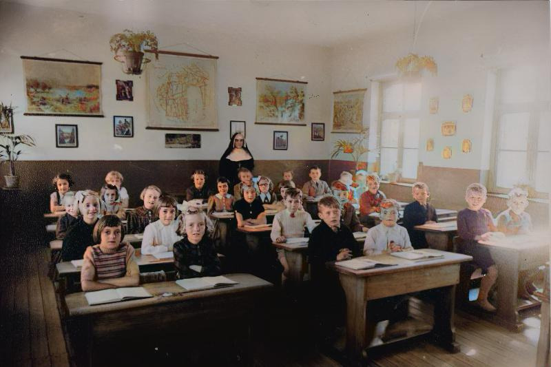 Zr. Cecilia met de meisjes en jongens van het 4de studiejaar die geboren zijn in 1942  (Bron: Zr. Cecilia).