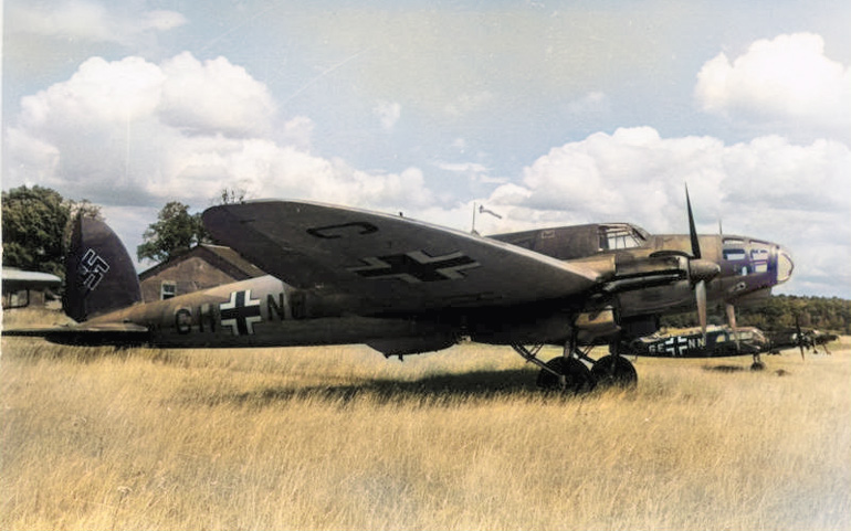Heinkel 111 bommenwerpers op een grasvliegveld tijdens de Blitzkrieg 1940.