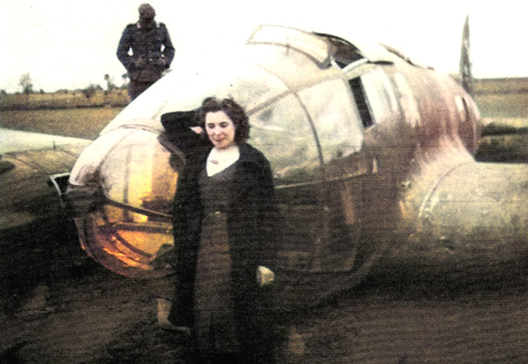Augustine Vanassche poseert voor de neergehaalde bommenwerper Heinkel