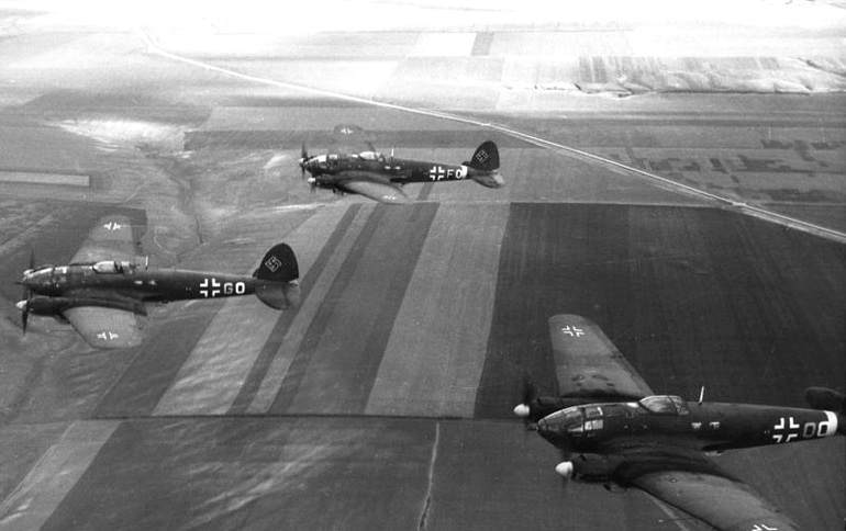 Een formatie Heinkel He 111 bommenwerpers boven Sovjet-grondgebied in 1943