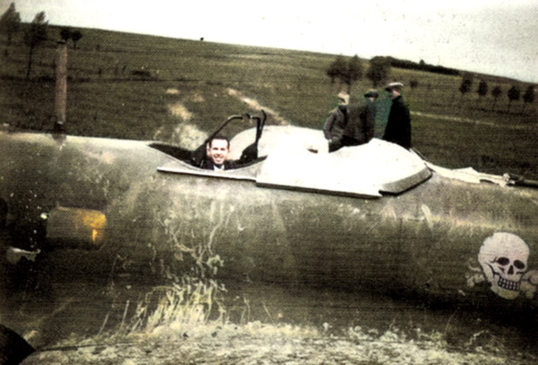 Jacques Dewaele lacht ons breed lachend toe vanuit de geschutskoepel boven de gecrashte Heinkel.