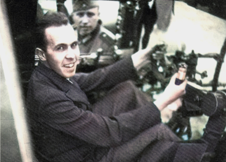 Jacques Dewaele laat zich vereeuwigen aan het stuur in de cockpit van de neergehaalde Heinkel