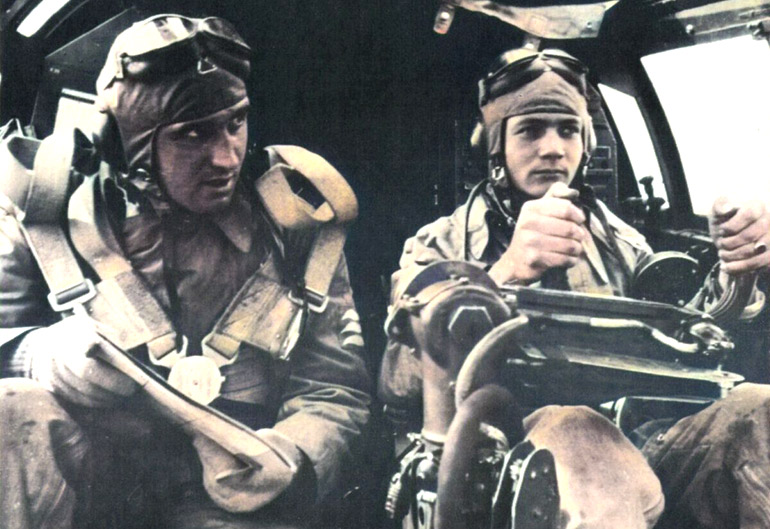 De piloot en navigator in de glazen cockpit van een Duitse Heinkel 111