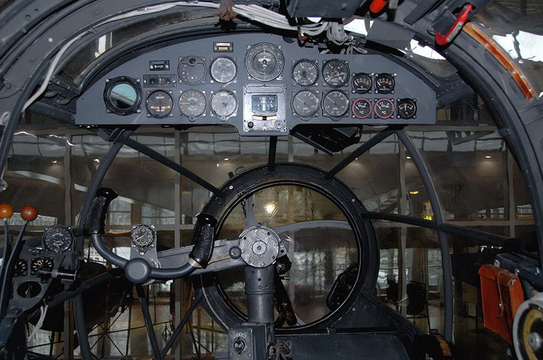 Zicht op het instrumentenbord in de cockpit van een Heinkel He 111