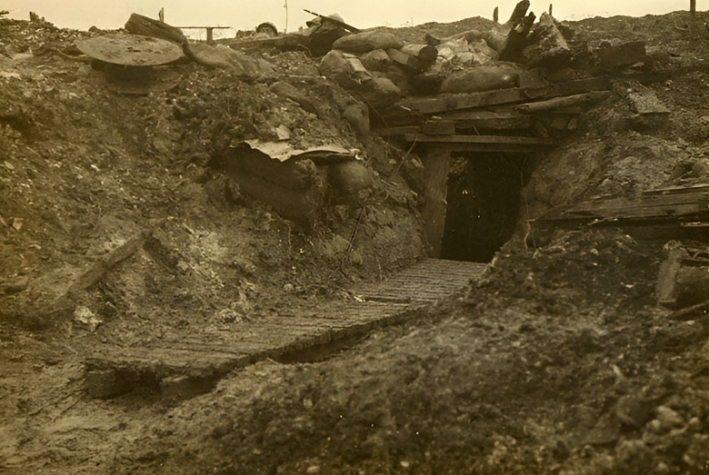 Ingang van een Duitse schuilput (abri, dug-out) in de loopgraaf aan het front