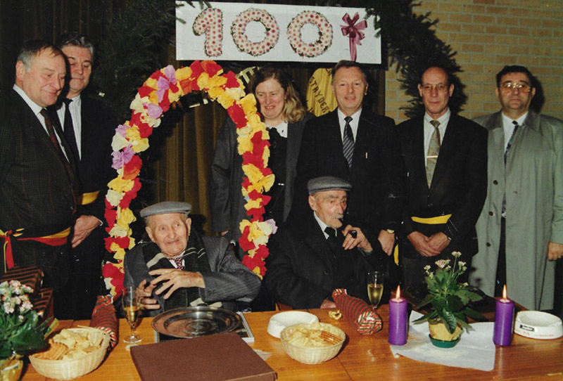 Links Alberic Loyson en rechts Alfons Vanelslande, toen ze 100 werden, omringd door de burgemeester en schepenen van Moorslede