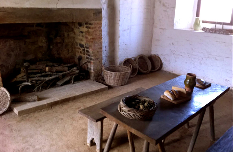 Reconstructie van een ontvangstruimte in een gasthuis, 14de eeuw. (Bron: Southampton, The Medieval Merchant's House).