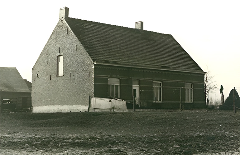 de gasthuis-hoeve in het midden van de vorige eeuw (vooraanzicht)
