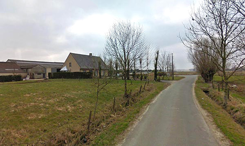 Hier, links op de hoek van de Ten Bunderenstraat en de Oude Heirweg, stond in de late middeleeuwen het Gasthuis ten Bunderen. Deze plek  vormde eeuwenlang - in menig opzicht - de kern van het gehucht de Tuimelare