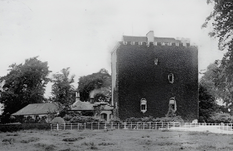 Dit is wat nog overblijft van het kasteel van Kirkpatrick-clan in Closeburn, in het graafschap Dumfriesshire in het Zuid-Westen van Schotland