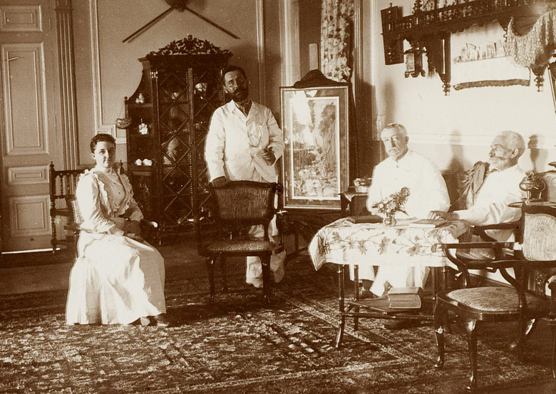 Emilie Jaequemyns (links) en haar man Gustave Rolin (2de van rechts) in hun woning in Bangkok (Bron: Wikimedia)