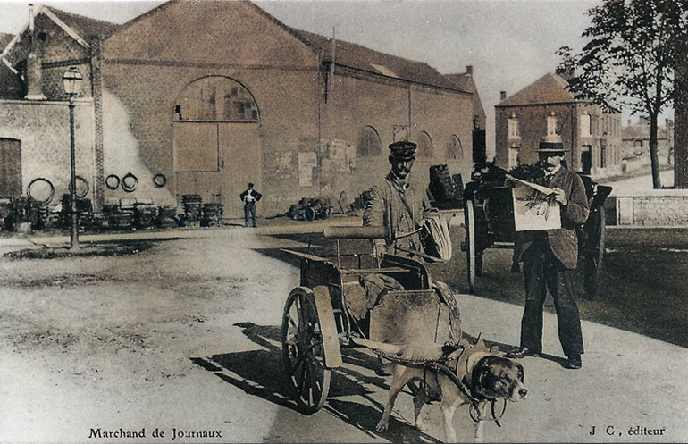 Een mobiele krantenverkoper met behulp van de hondenkar. Postkaart. Eind 19de eeuw.
