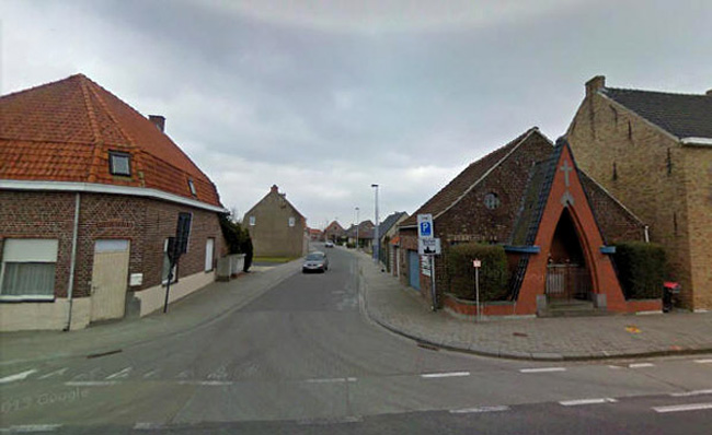 De Mgr. Catrystraat. Rechts de Sinnesaelskapel, links de plaats van de bakkerij Sinnesael.