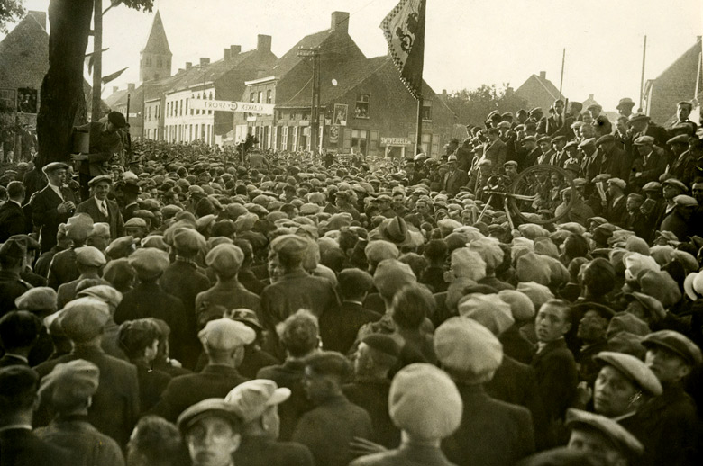 Koolskamp Koers in de jaren 1930. Het zag zwart van het volk. Je kon er letterlijk over de koppen/klakken lopen (Bron. Roeselare, KOERS).
