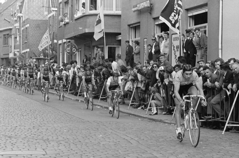 Wieleridool Eddy Merckx, winnaar van het na-Tour Criterium De avond van Vlaanderen te Moorslede in 1970 (Bron: Roeselare, wielermuseum, coll. KOERS).