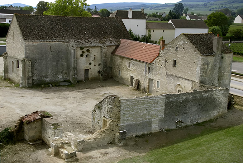 Een vrij goed bewaard gebleven middeleeuws gasthuis, einde 12de eeuw. Meursault nabij Beaune (Bourgondi, Fr.)