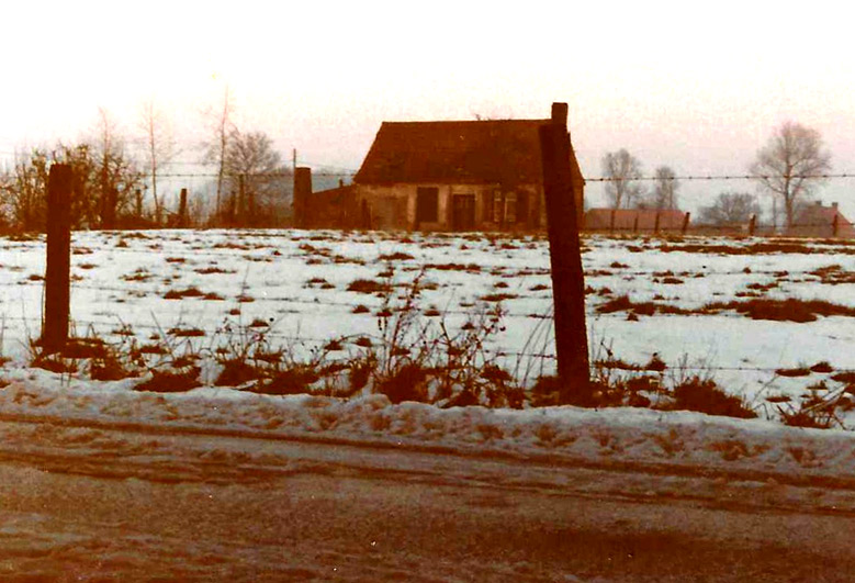 Foto van het noodhuisje in de sneeuw, genomen vanaf de Oude Heirweg