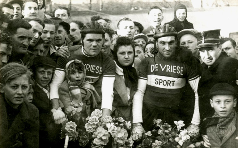 De West-Vlaamse wielervedetten Val�re Ollivier en Patrick Sercu in 1945, die als beginnelingen ooit debuteerden bij de koers van Tuimelare Kermis (Bron. Roeselare, KOERS).
