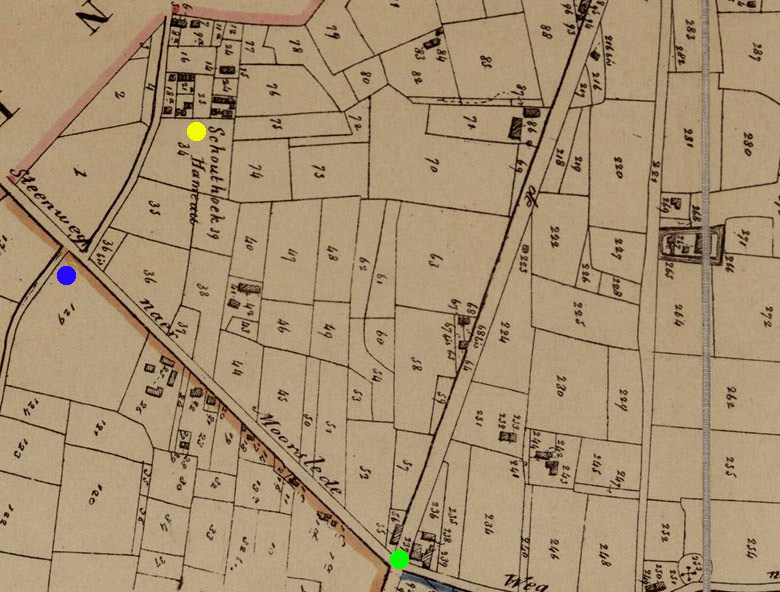 De Schouthoek tegen de grens met Moorslede, nabij het kruispunt van de Oude Heirweg en de Steenweg naar Moorslede (Breulstraat /Moorsledestraat), niet ver van de herberg St.-Pieter.