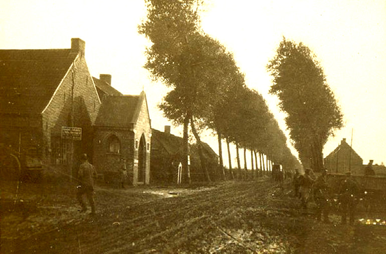 De Menensesteenweg, met links Sinnesaels kapel, tijdens Wereldoorlog I.