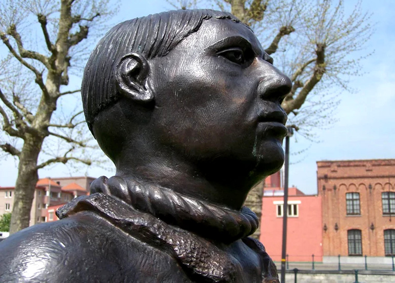 Het standbeeld De Stroppendrager van Chris Demangel (1986) bij het Prinsenhof in Gent.