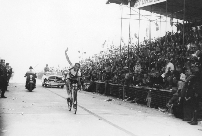 Briek Schotte, de 'laatste flandrien', finisht als 1ste op het WK in 1950 te Moorslede