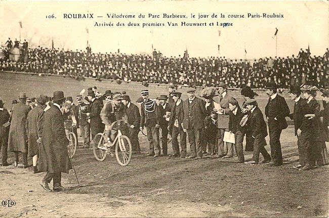 Vanhauwaert in leidende positie bij het binnenrijden van de velodroom van Roubaix