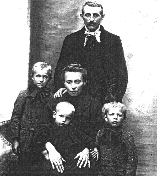 Henri Vandenbroucke en Flavie Samyn met 3 van hun 4 kinderen