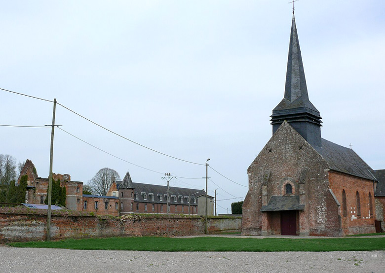 Rechts de parochiekerk, links het Renaissancekasteel van Beaucamp-le-Jeune