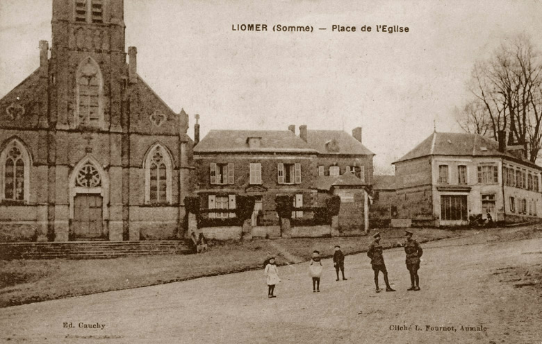 Het kerkplein van de Franse gemeente Liomer tijdens WO I