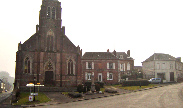Het kerkplein van de Franse gemeente Liomer in 2015