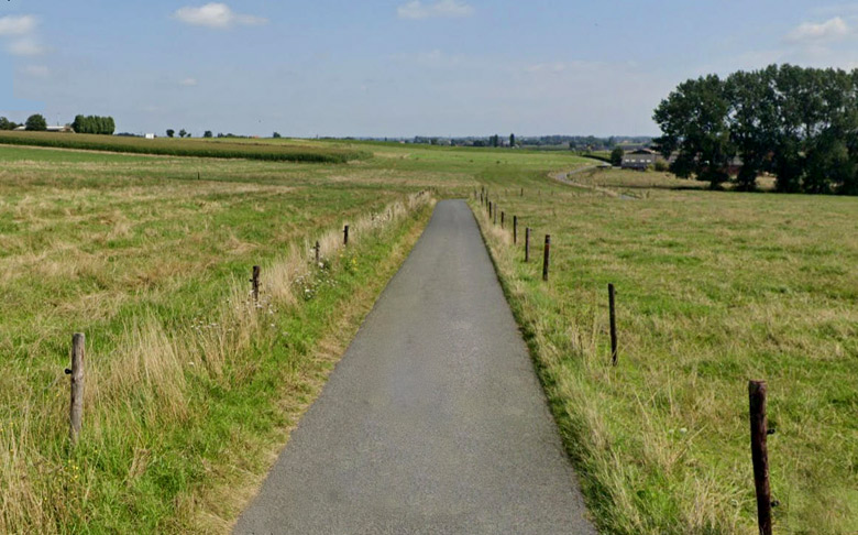 De Tuymelaervoetweg aan het westelijk uiteinde, de kronkelende Kouterweg die uitmondt in de Kerkhofstraat (Bron: Google Streetview).