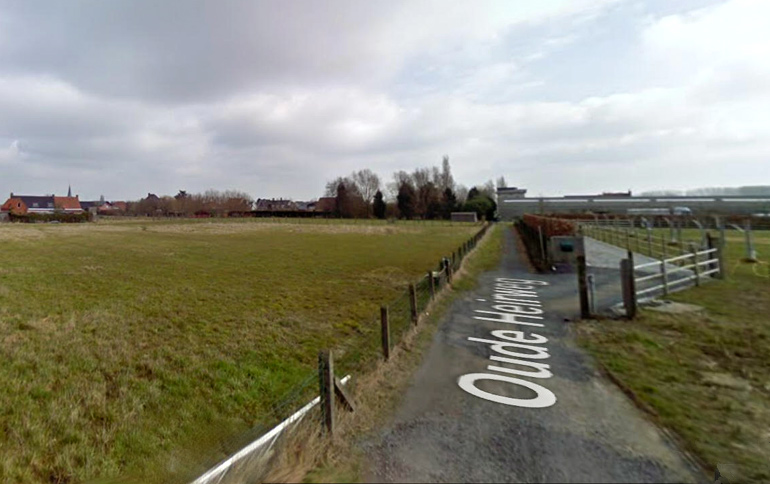 Het oostelijk uiteinde van de Tuymelaervoetweg, dat uitkomt bij het bedrijf Samyn aan de Menensesteenweg (Bron: Google Streetview).
