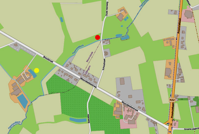 De rode stip duidt de plaats aan waar de Papelandbeek  de Oude Heirweg oversteekt (Kaart: OpenStreetMap).