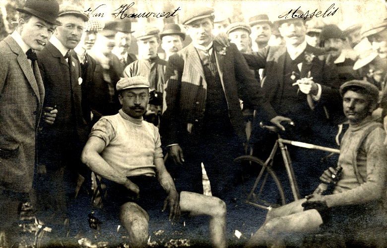 Cyriel Vanhauwaert en Juul Messelis die hun wielercarri�re startten als stratencoureurs (Bron: Wikimedia).