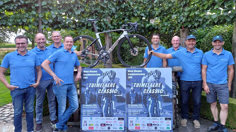 De Blauwe Tornado's, sinds 2022 de organisatoren van de Tuymelaere Classic (Bron: Krant van West-Vlaanderen).