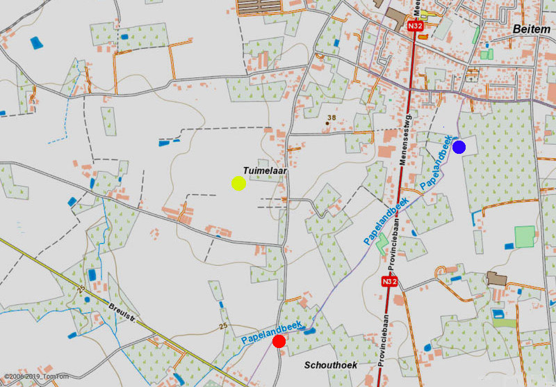 De Papelandbeek ontspringt ten zuiden van de Mgr. Catrystraat (blauwe stip) en vormt de natuurlijke grens tussen de Tuimelarewijk (Moorslede) en de Schouthoek (Ledegem). Bron : TomTom GPS navigatiekaart 2006-2019.
